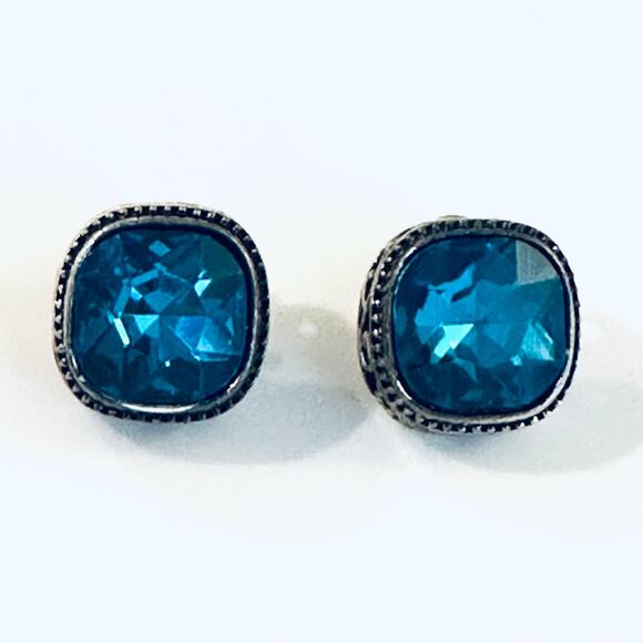 Crystal in silver filigree Stud Earrings - Picture 2 of 2